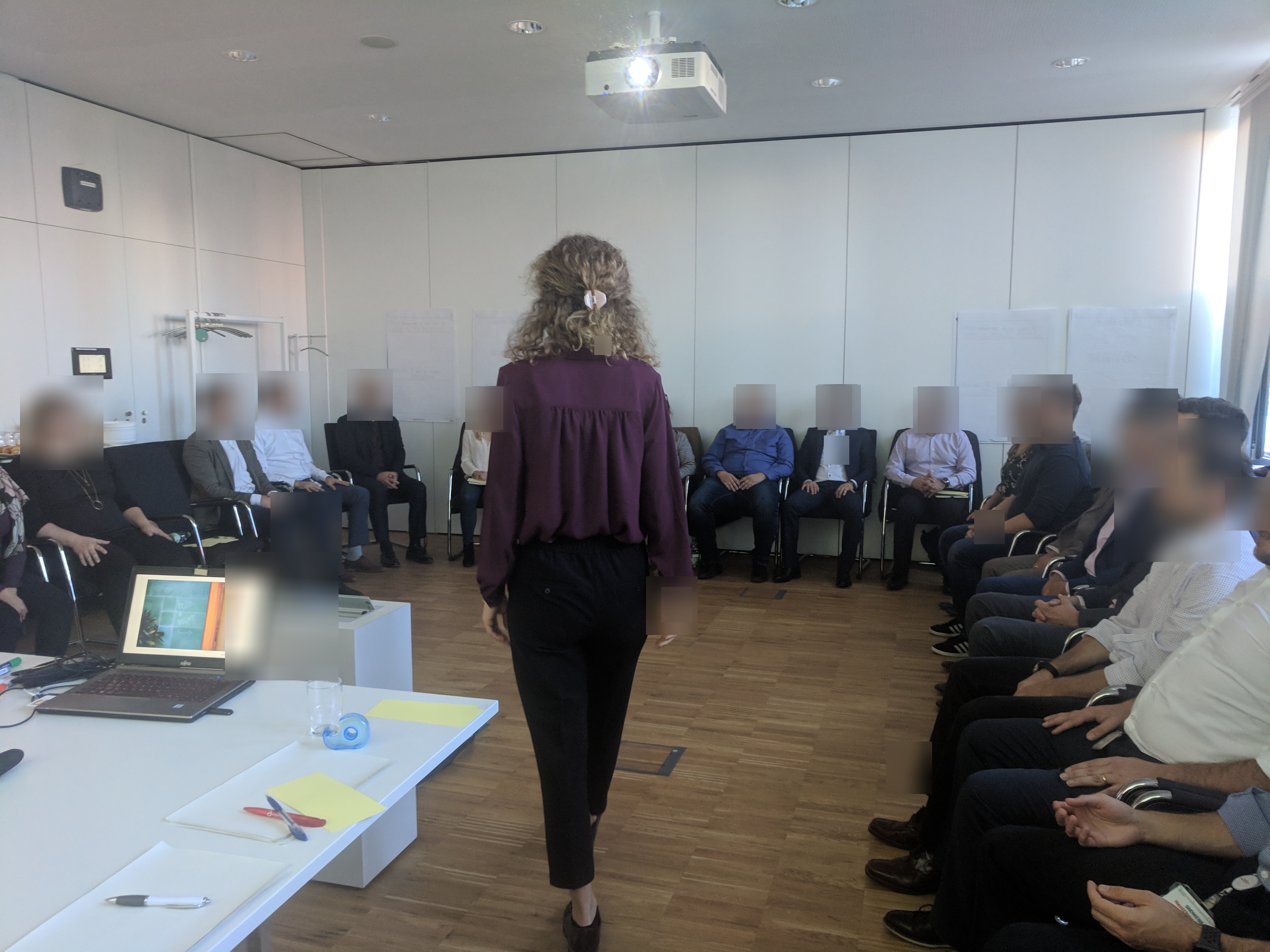 Sophie leitet eine Achtsamkeitseinheit während eines Culture Workshops, 2019