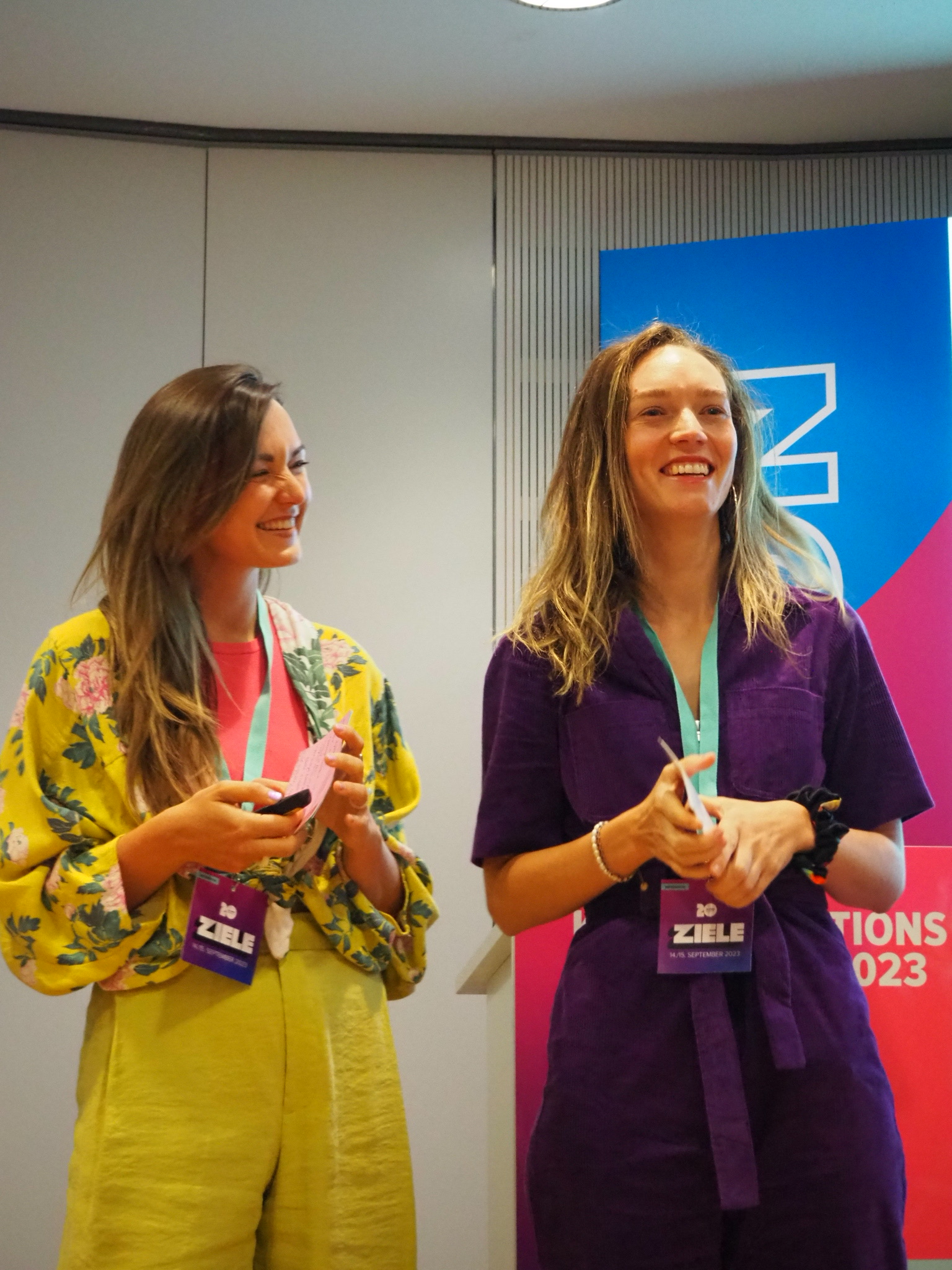 Sophie und Ang&eacute;lique auf einer Konferenz